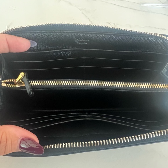 Prada Large Saffiano Leather Black Zip Wallet Great Condition - Picture 4 of 11